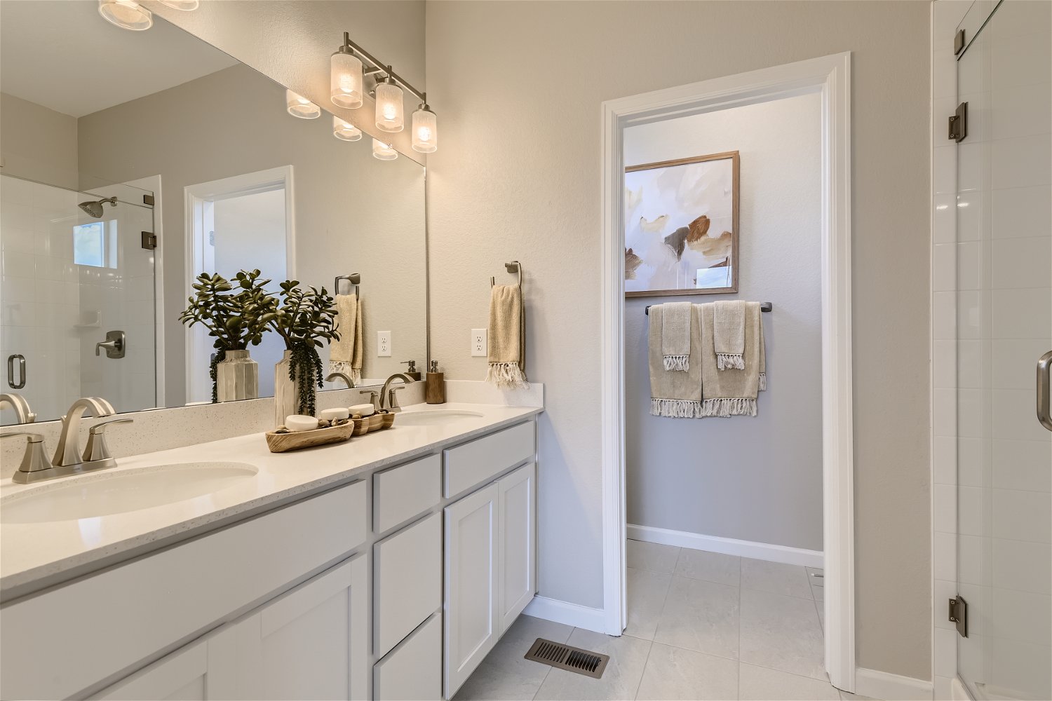 A bathroom with a sink and a mirror.