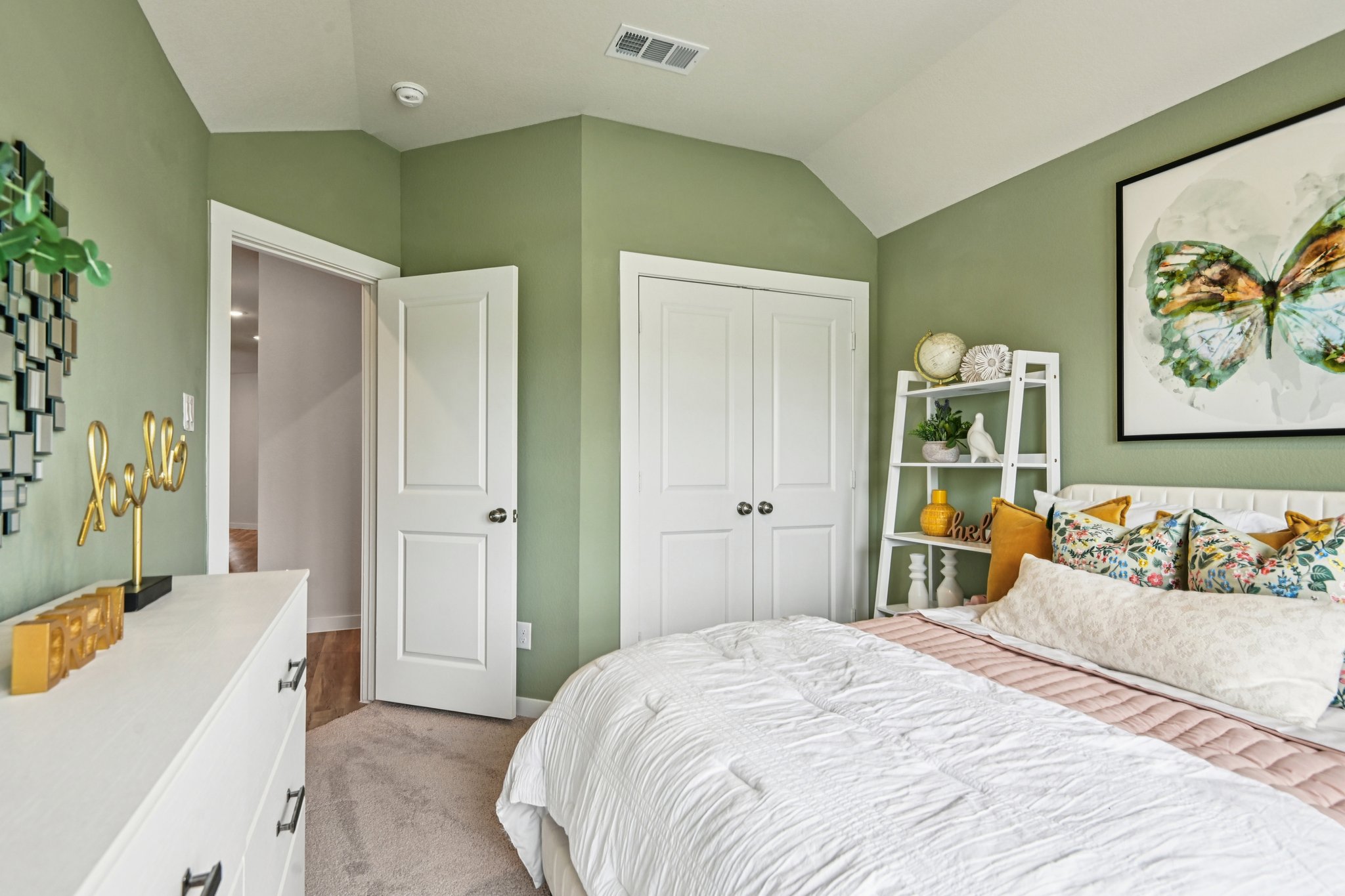 A bedroom with a bed and a shelf.