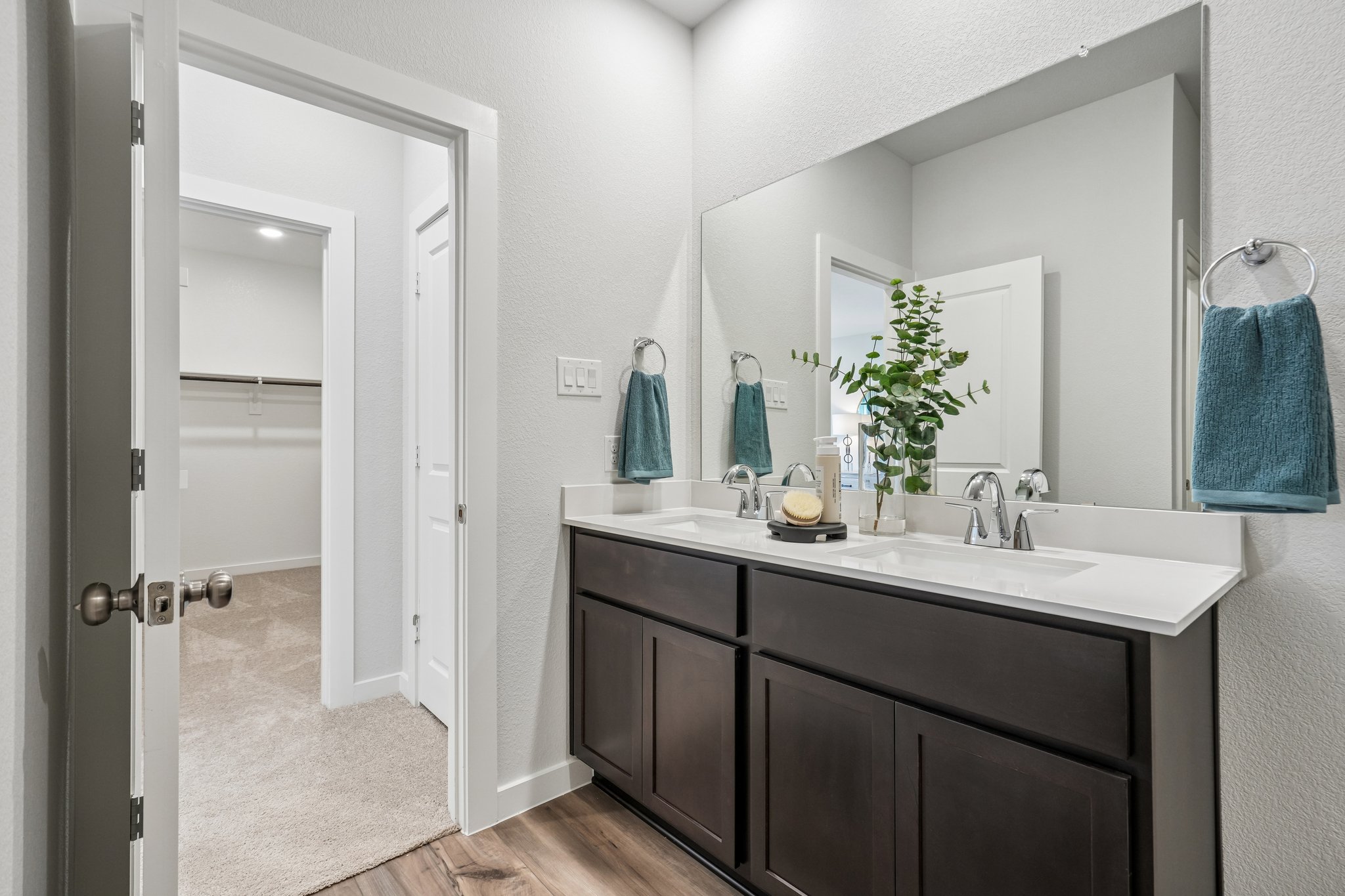 A bathroom with a sink and mirror.